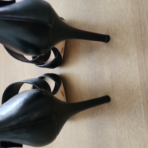 VINCE CAMUTO Carlotte Leather Asymmetrical Strappy Pointed Heel - Picture 6 of 10